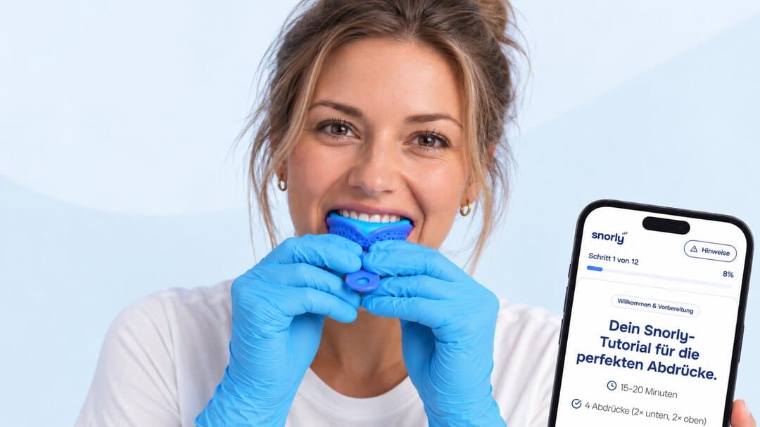 Kundin setzt den Abdrucklöffel selbst ein, daneben die Anleitung auf dem Handy