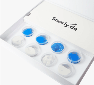Das Snorly Abdruckset in der Verpackung mit Abdrucklöffeln und Abdruckmasse