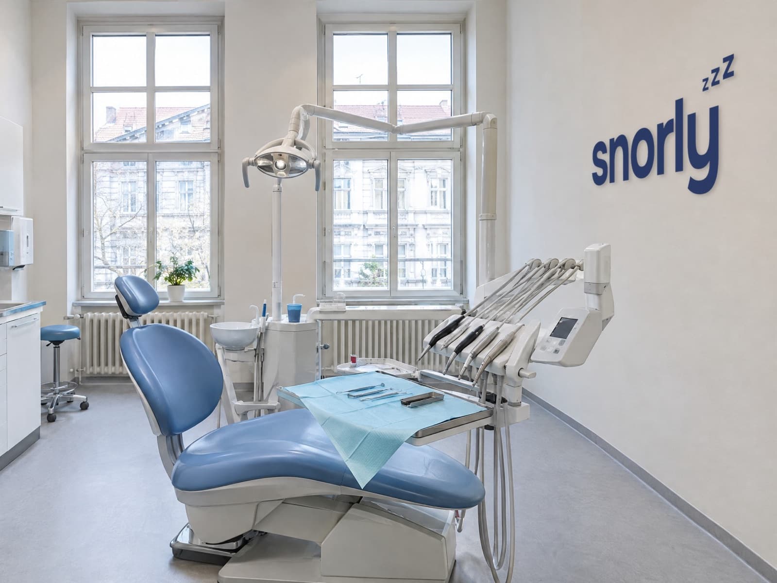 Behandlungszimmer einer Zahnarztpraxis mit Snorly-Schriftzug an der Wand
